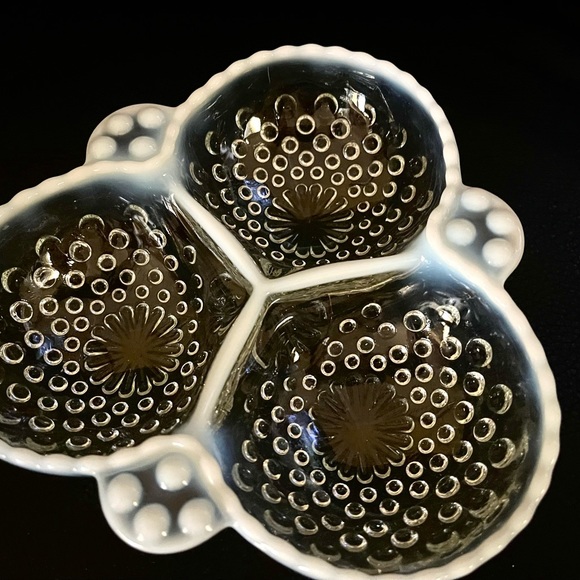 ππΎπππΆββ― Anchor Hocking opalescent hobnail clover dish - Picture 3 of 3